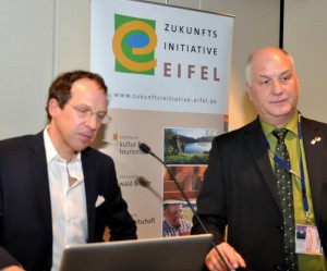 Klaus Asemann (v.l.) der Agentur „Embassy“ und Klaus Schäfer, ET-Geschäftsführer, referierten über eine mögliche „Standortmarke Eifel“. Bild: Reiner Züll