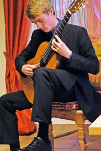 Sören Alexander Golz begeisterte das Publikum mitz seinem Gitarrespiel. Bild: Theresa Engels