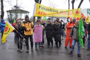 Zahlreiche Menschen aus der Region demonstrierten vor dem Atomreaktor Tihange. Auch Grüne aus dem Kreis Euskirchen waren dabei wie der Kaller Grüne Ekkehard Fiebrich (rechts). Bild: Grüne Kreis Düren