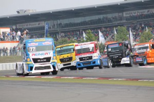 Die Truck-Racer liefern sich bei diversen Rennen spannende Fahrduelle.  Bild: Reiner Züll