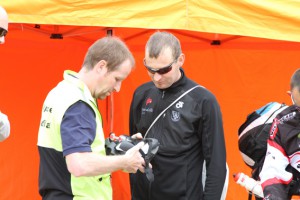 Vor dem Triathlon prüften Helfer die Sicherheit von Helmen und Fahrrädern. Bild: Tameer Gunnar Eden/Eifeler Presse Agentur/epa
