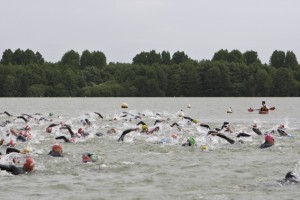 Mit einer 1900 Meter langen Schwimmstrecke durch den Blausteinsee begann der 6. Indeland-Triathlon. Bild: Tameer Gunnar Eden/Eifeler Presse Agentur/epa