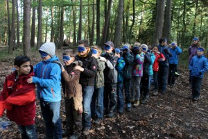 Ein Besuch in der Wildniswerkstatt gehört natürlich mit zum Lehrplan der Gesamtschule Blankenheim-Nettersheim, um den Kindern neue Zugänge zur Natur zu vermitteln. Bild: GS 