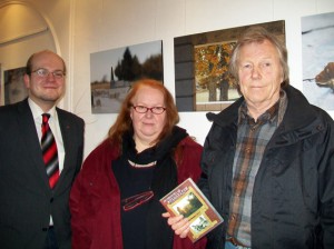Andreas Züll (v.l.), Marita Rauchberger und Dietrich Schubert halten das Gedenken an das Dorf Wollseifen lebendig. Foto: privat