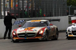 Nach 24 Stunden und 88 Nordschleifen-Runden wird der siegreiche Mercedes SLS AMG GT3 von der Rennleitung abgewunken. Bild: Reiner Züll