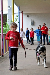 Die Kinder lernen auch, wie man einen Hund an der Leine führt. Bild: Carsten Düppengießer