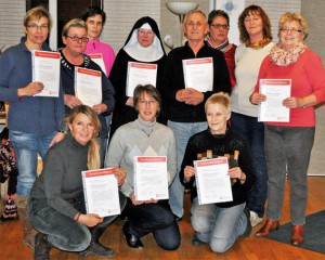 Die zehn neuen Demenzhelfer präsentierten gemeinsam mit der Koordinatorin der Caritas, Silvia Krüger (2.v.r.), ihre Zertifikate. Bild: Carsten Düppengießer