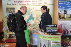 Projektleiterin Nadine Rathofer vom Naturpark Nordeifel klärte über das neue GästeTicket auf. Bild: Michael Thalken/Eifeler Presse Agentur/epa