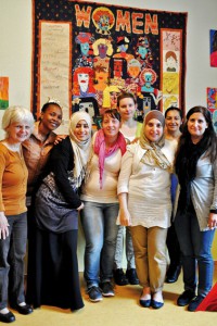 Gemeinsam hat die internationale Frauengruppe den Quilt im Hintergrund erstellt. Bild: Carsten Düppengießer / Caritasverband Euskirchen