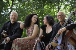 Auch die Klezmergruppe „Voices of Ashkenaz“ mit Musikerinnen und Musikern aus vier Nationen wird im KUlturhaus erwartet. Bild: Promotion